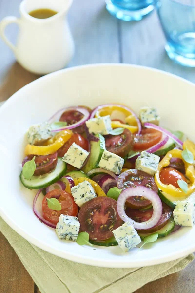 Griekse salade met blauwe kaas — Stockfoto