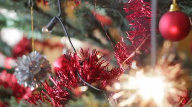 renkli topları ve yanan maytap ile Noel ağacı