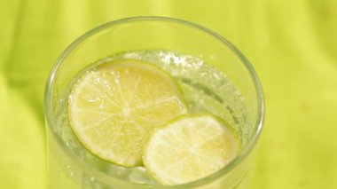 bardak maden suyu ve limon ferahlık arka plan
