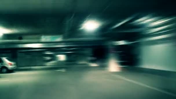 Τρελό αυτοκίνητο στο υπόγειο γκαράζ — Αρχείο Βίντεο