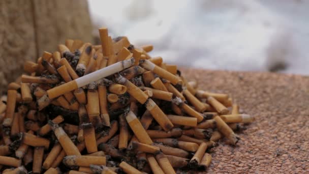 Cendrier complet avec cigarette brûlante — Video