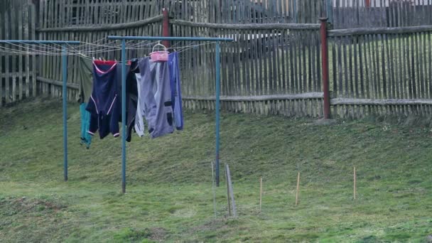 Gewassen kleren drogen buiten een oud huis — Stockvideo