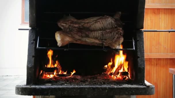 Cerdito asado en una saliva — Vídeo de stock