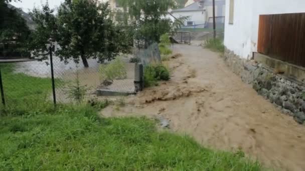 Petit ruisseau inondé dans un village européen avec de fortes pluies 