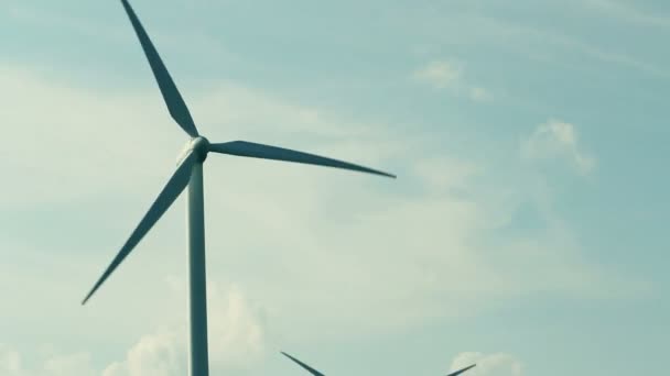 Windturbine op blauwe hemel — Stockvideo
