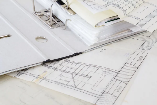 Planos arquitectónicos del viejo papel y archivo con el proyecto —  Fotos de Stock