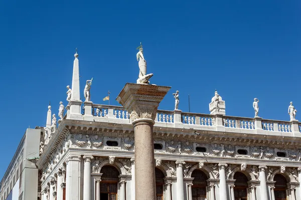 查看圣托达罗雕像在 san marco 地方的威尼斯 — 图库照片