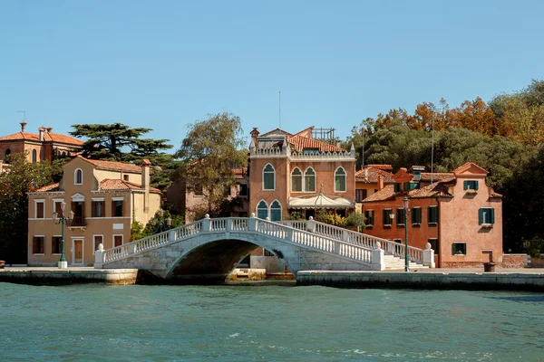 Venezianische häuser und brücke italien — Stockfoto