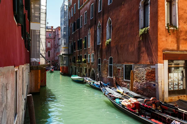 Canal de Veneza com barcos e gondoleiro — Fotografia de Stock