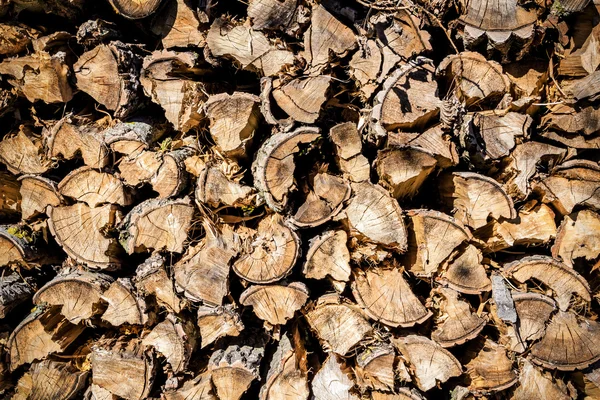 Hout in stapel buiten — Stockfoto