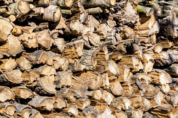 Hout in stapel buiten — Stockfoto