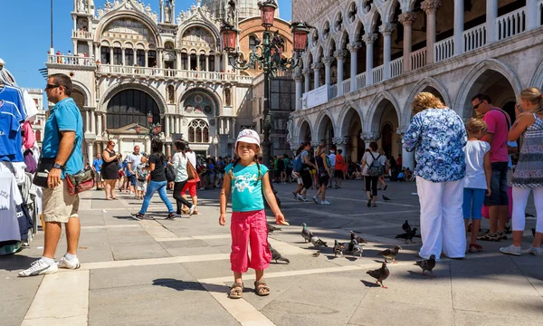 16. Jul 2012 - Small girl with pigeons in St Marco Square, in front of Doge — Stock Photo, Image