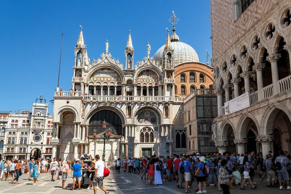 16. jul 2012 - unbekannte touristen spazieren auf dem st marco platz, vor dem — Stockfoto