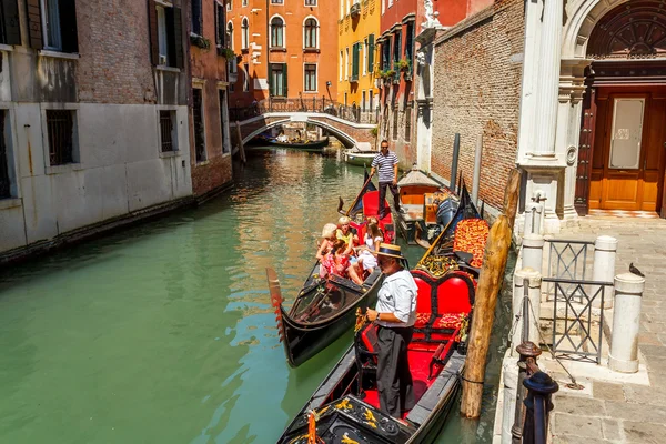 16. jul 2012 - gondolier mit touristen am kanal in venedig, italien — Stockfoto