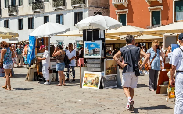 16. Jul 2012 - Street vendor selling tourist souvenirs. Most vendors in Ven — Stock Photo, Image