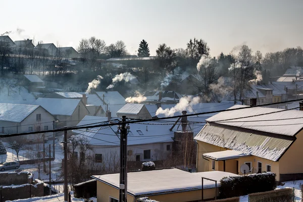 Неэкологически чистые дымовые трубы в маленькой деревне — стоковое фото