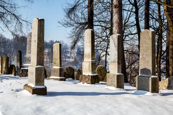 Olvidado y descuidado cementerio judío con los extraños —  Fotos de Stock