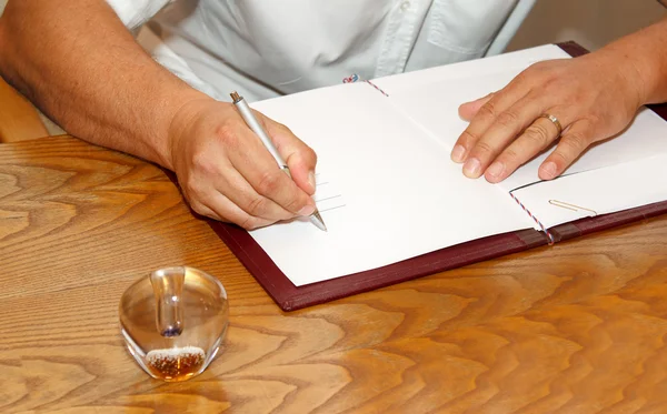 Witness signing marriage license or wedding contract — Stock Photo, Image