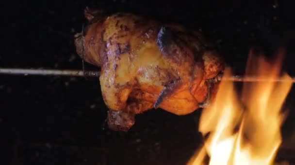 Hühnchen am Spieß gebraten — Stockvideo