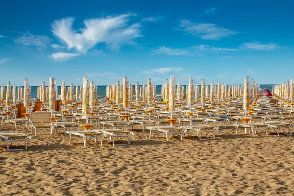 Parapluies et parasols retirés sur la plage de sable — Photo