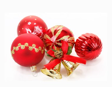 Beyaz üzerine kırmızı noel topları