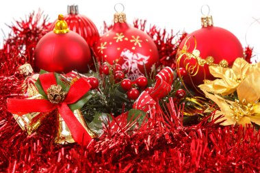 Kırmızı Noel topları ve süslemeleri üzerinde beyaz