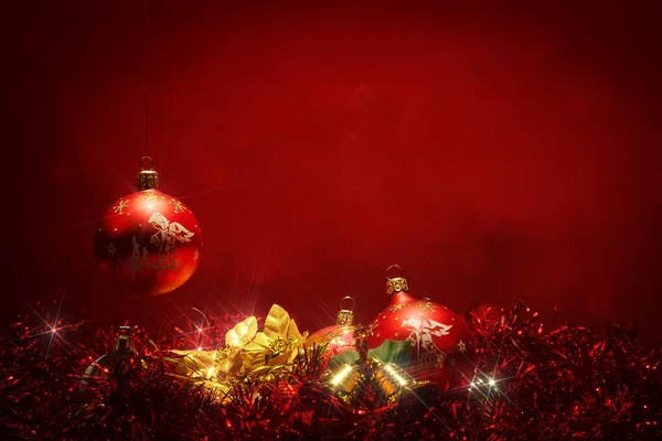 koyu kırmızı Noel topları arka plan