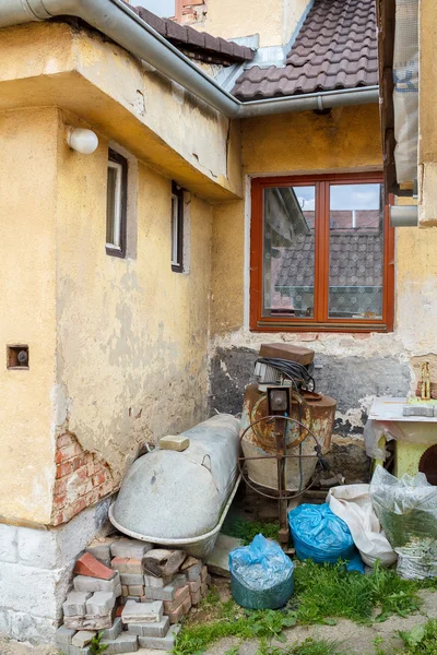 Ländliche Szene mit alten Hausordnungen — Stockfoto