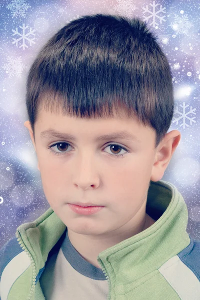 Studioporträt eines kleinen Jungen auf weihnachtlichem Hintergrund — Stockfoto