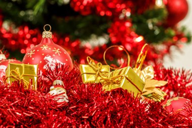 Kırmızı Noel topları ve süslemeler