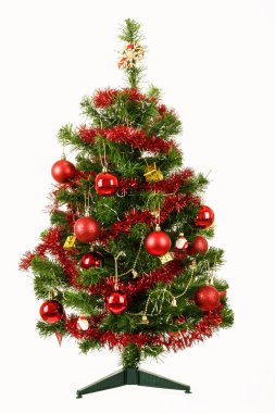 Beyaz arkaplanda dekore edilmiş Noel ağacı