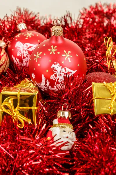 Rote Weihnachtskugeln und Dekorationen — Stockfoto