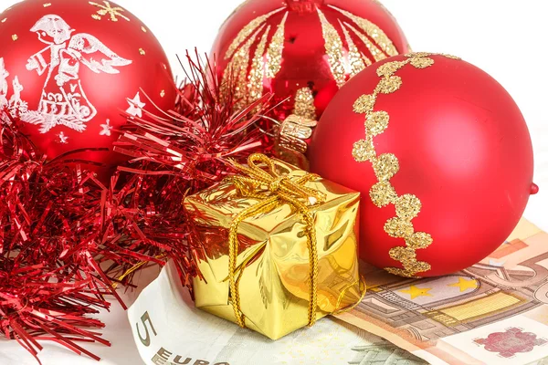 Pénz fogalmát az euro-bankjegyek karácsonyi ajándékok — Stock Fotó