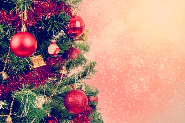 Красные рождественские шары на фоне дерева — стоковое фото