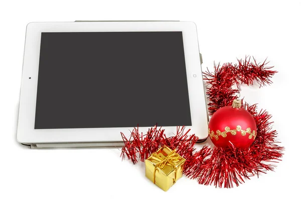 Tableta blanca regalo con bola de Navidad, caja y cadena roja —  Fotos de Stock