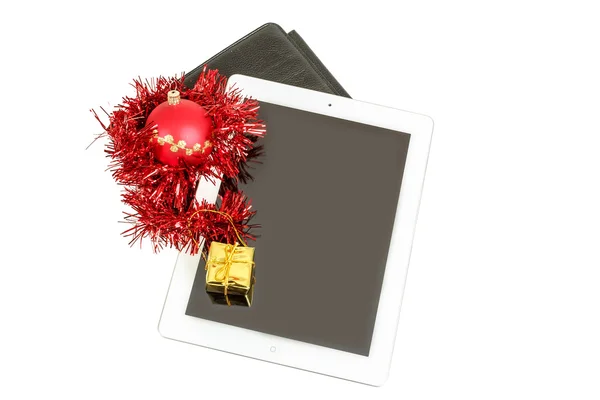 Geschenk witte tablet met Kerstmis bal, vak en rood keten — Stockfoto