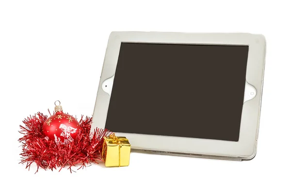 Geschenk witte tablet met Kerstmis bal, vak en rood keten — Stockfoto