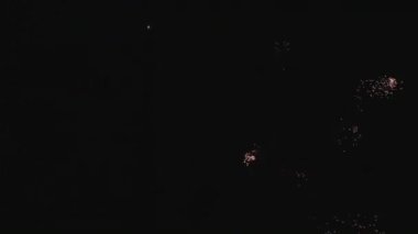 Gece gökyüzünde havai fişekler