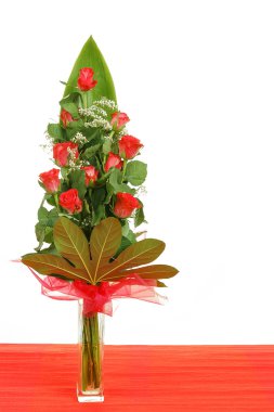 Vazoda bir buket kırmızı gül