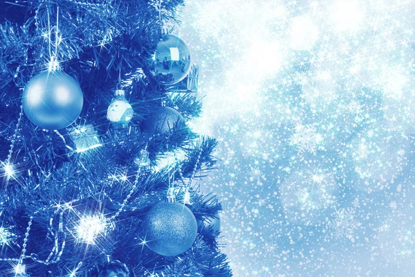 Fundo de Natal azul com bolas na árvore — Fotografia de Stock