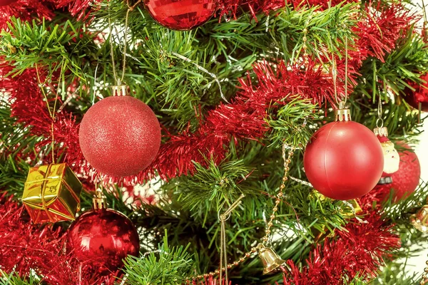 Árbol de Navidad decorado sobre fondo blanco — Foto de Stock