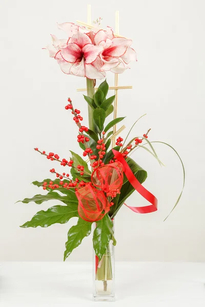 Buquê de flor de lírio rosa em vaso em branco — Fotografia de Stock