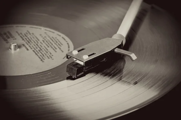 Tourne-disque vintage avec vinyle filant. Image floue de mouvement . — Photo