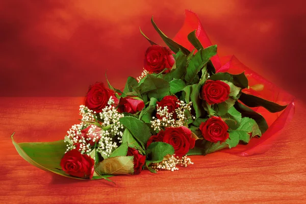 Букет свіжих червоних троянд — стокове фото