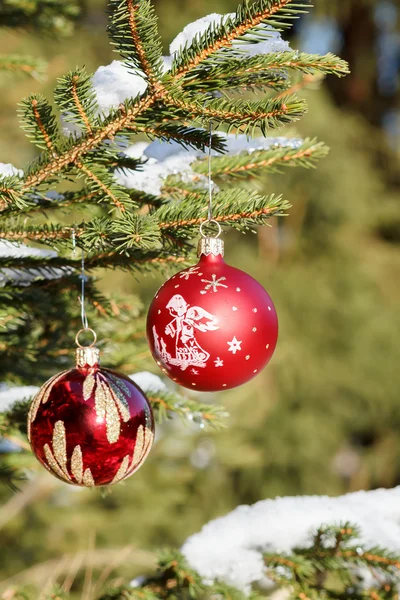 Χριστούγεννα μπάλες σε εξωτερική χιονισμένο δέντρο — Φωτογραφία Αρχείου