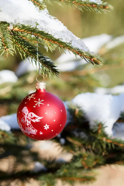 Bolas de Navidad en el árbol nevado al aire libre — Foto de Stock