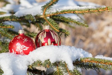 Açık karlı ağaç Noel topları