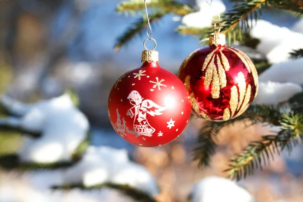 Christmas balls on outdoor snowy tree — Zdjęcie stockowe