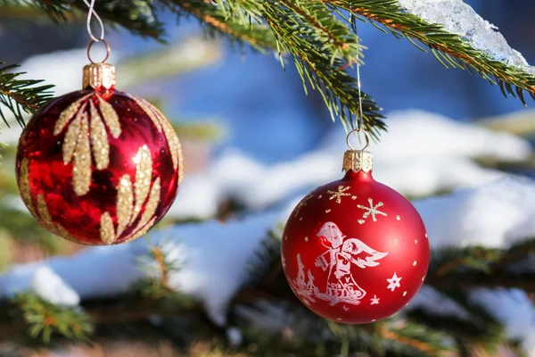 Christmas balls on outdoor snowy tree — Zdjęcie stockowe