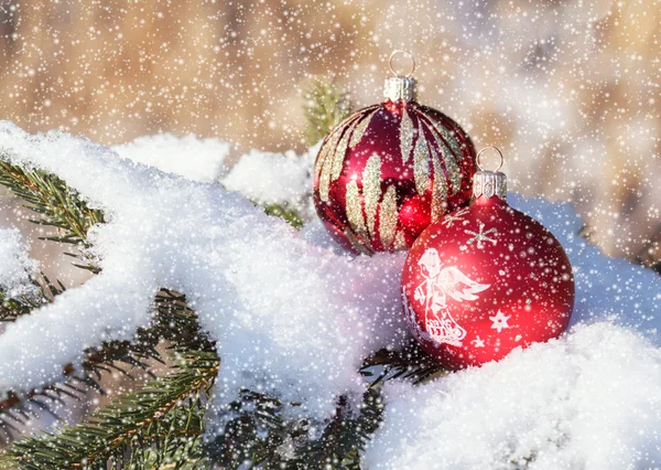 Bolas de Navidad en día nevado al aire libre — Foto de Stock